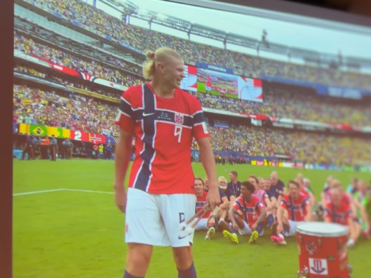 Erling Braut Haaland klar med trommestikkene etter kampen hvor Norge slo Brasil med 2-1